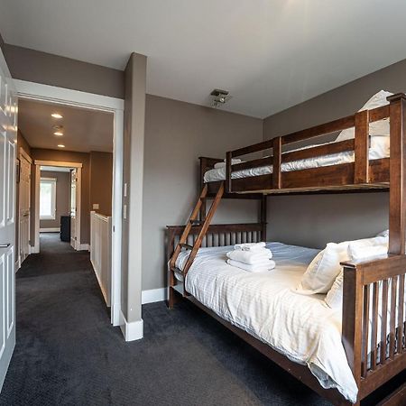 Aspen Lodge By Revelstoke Vacations Bagian luar foto
