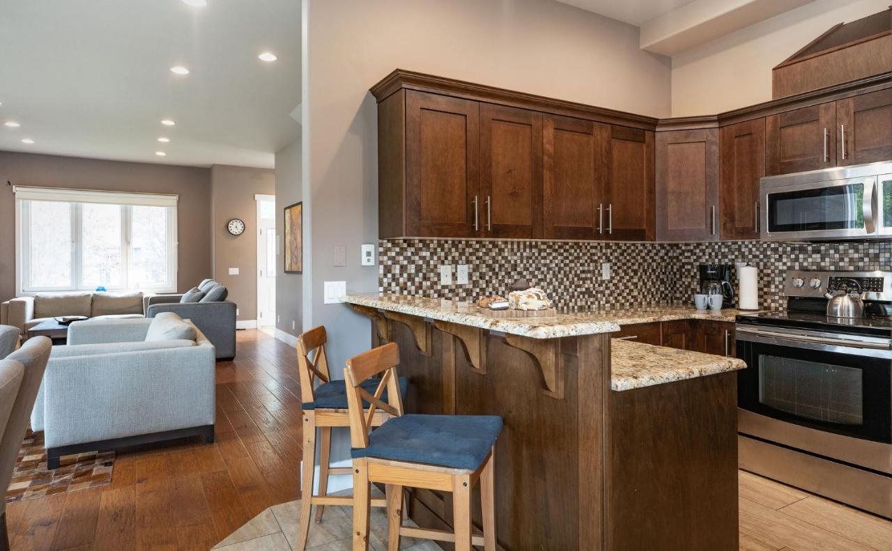 Aspen Lodge By Revelstoke Vacations Bagian luar foto